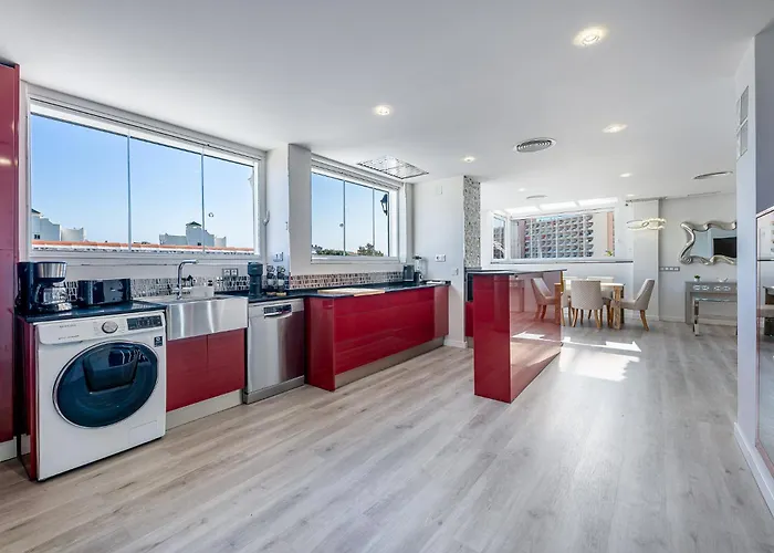 아파트 Puerto Benalmadena And Carihuela, Attic Views With Pool, Parking, Terrace